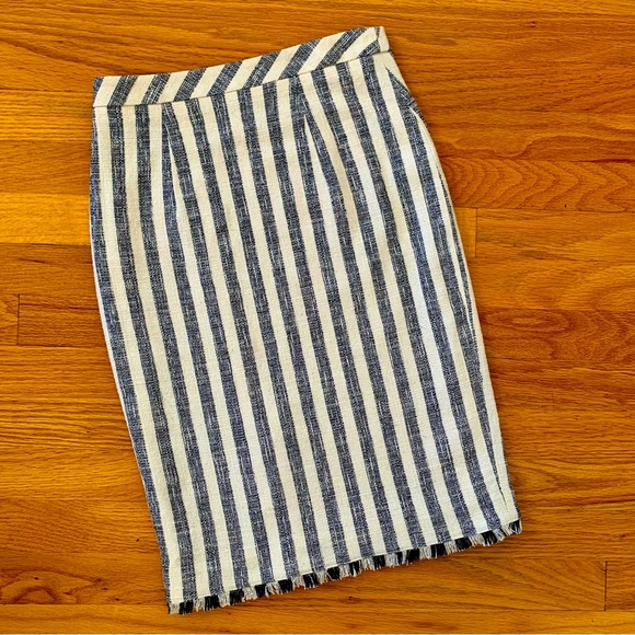 CLEARANCE Banana Republic—Navy White Stripes, Tweed Pencil Skirt, Raw Edge - Picture 8 of 10